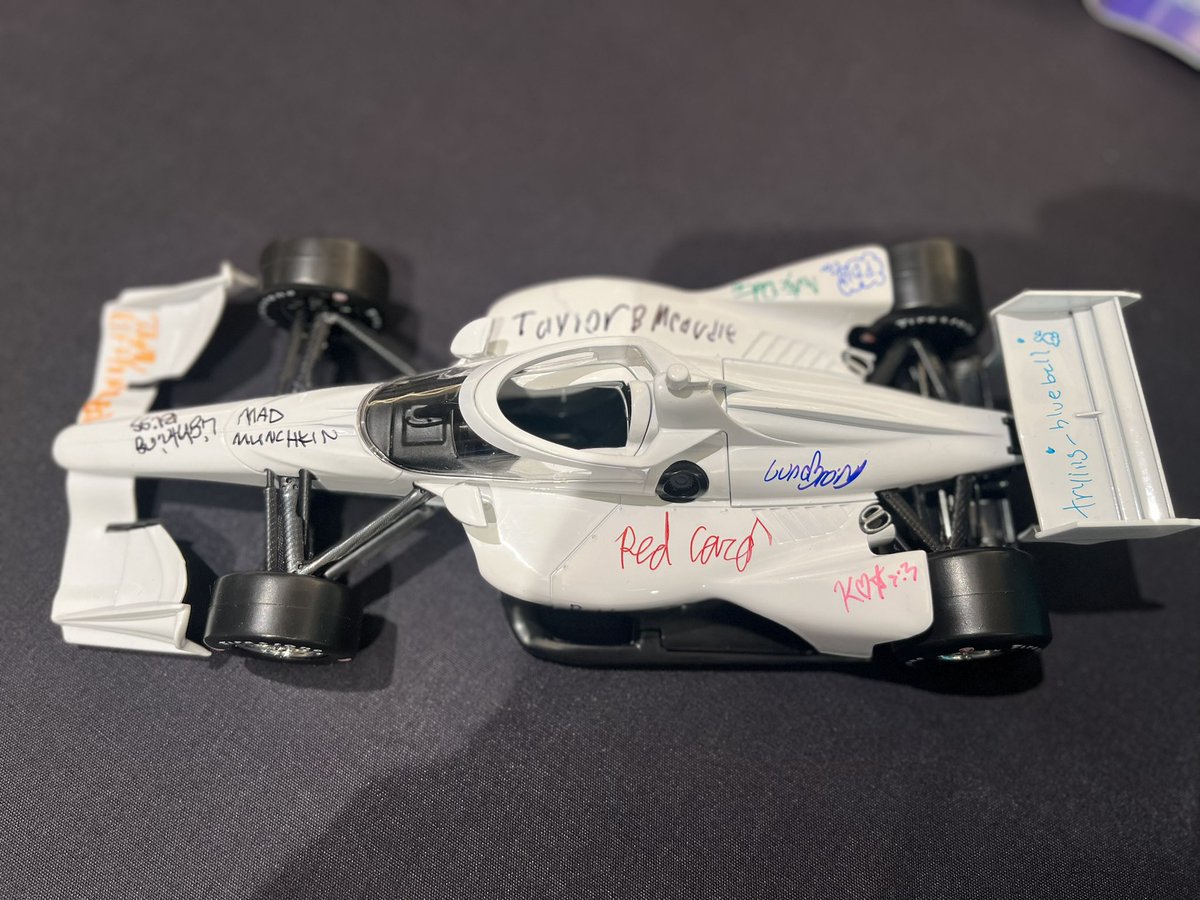 Generic pony tweet media