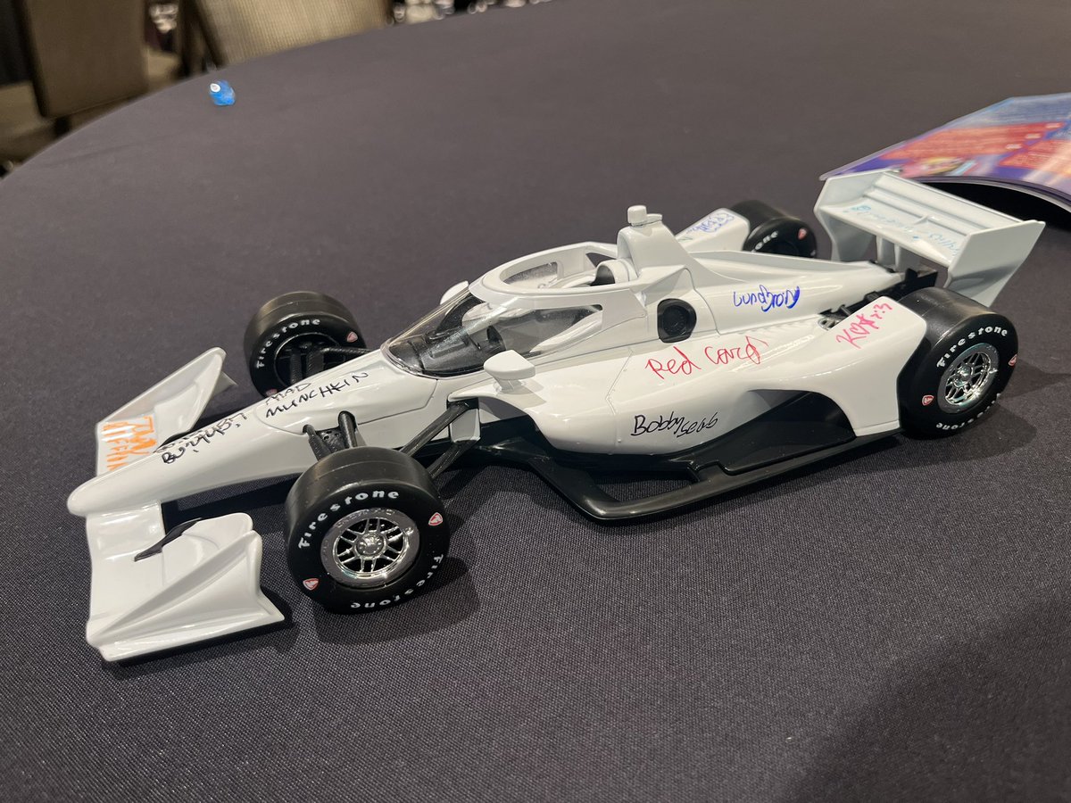 Generic pony tweet media