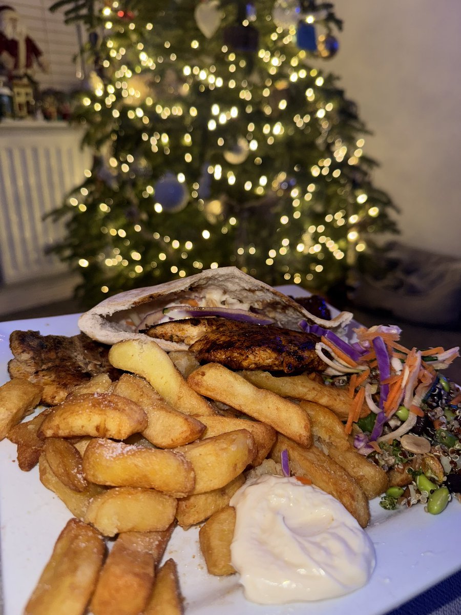 danielsjourney1's tweet image. Tonight’s dinner is served 🎄
Nando’s bbq marinated chicken breast
Toasted Pita 
Nutty salad and Marks &amp;amp; Spencer’s triple cooked chips and YES by my Christmas tree 👌👌
What’s everyone had?
#Fyp #happy #christmastree #dinner