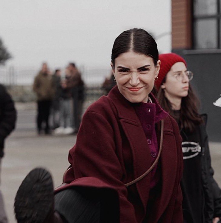 Maya_dilbar's tweet photo. Esme tekmeyi bastı her kese gitt kızım dönme geri arayıp dursunlar gebersinler🙂‍↔️
#TaşacakBuDeniz #EsDil https://t.co/kwFE85VsUs