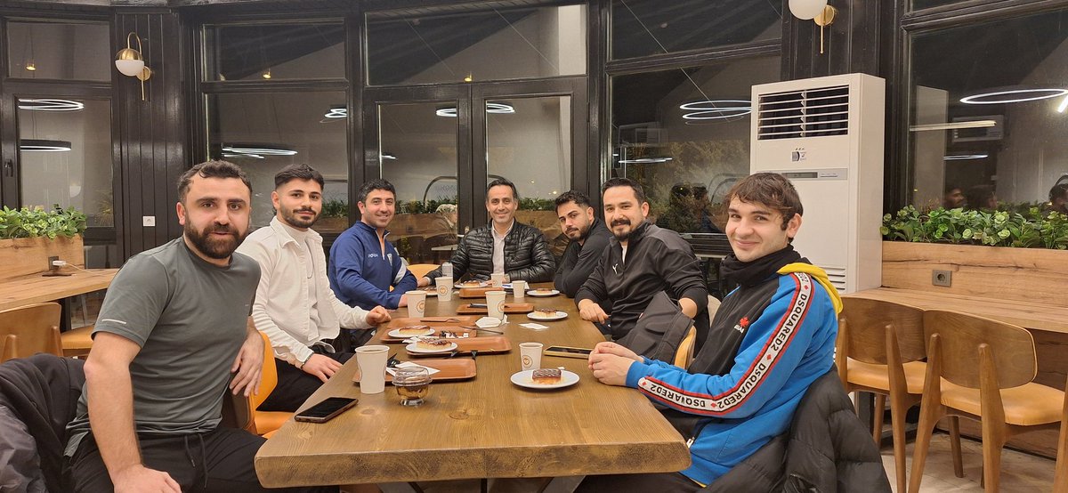 Kıymetli Velilerimiz,
Akademi hocalarımızla gerçekleştirdiğimiz verimli toplantımızda sporcularımızın hem sportif hem de karakter gelişimini detaylı şekilde değerlendirdik.Her bir evladımızın bireysel performansı,disiplin anlayışı ve gelişim süreci titizlikle ele alındı.