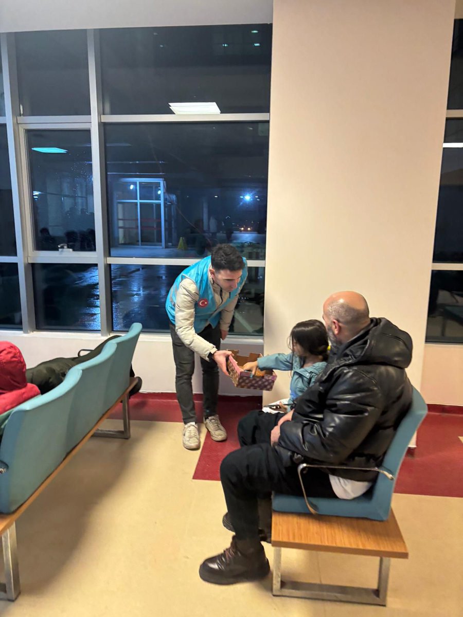 Çalışan Gençlik Koordinatörlüğü Olarak 
✨Sıcak Selam Ver✨
Bugün, Sultanbeyli Devlet Hastanesi Acil Servisi’nde bekleyen vatandaşlarımıza gönülden bir selam ve tebessüm ulaştırdık.
Zor anlarda yalnız olmadıklarını hissettirmek için yanlarındaydık.