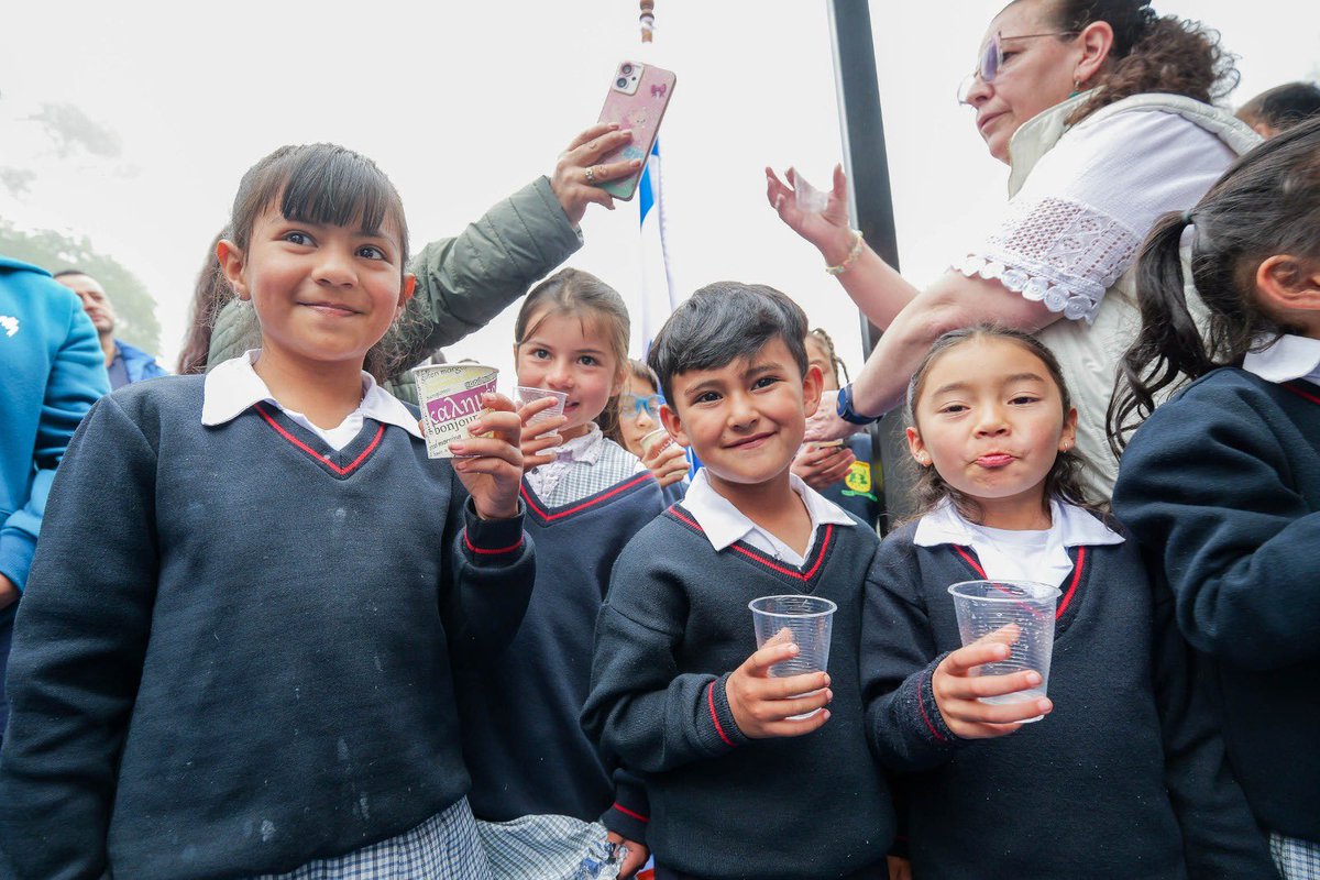 IsraelinCol's tweet photo. ¡La tecnología israelí de NUF🇮🇱 ya está en Bojacá! 💧🇨🇴

Nos llena de alegría compartir que más de 500 personas de la vereda Santa Bárbara ahora podrán acceder a agua potable, gracias a la entrega de una planta potabilizadora que hicimos realidad junto a grandes aliados.

Esta innovadora tecnología, basada en un modelo de economía circular, reutiliza componentes que antes tenían uso médico y los transforma en una solución que hoy lleva agua segura a la comunidad. Su sistema de filtración logra retener contaminantes, bacterias y partículas microscópicas, garantizando una purificación de alta calidad.

Esta entrega fue posible gracias al trabajo en conjunto entre @CadenaColombia , @AlcaldiaBojaca, KKL Colombia, NUF y Plantador Colombia.

Gracias @AlcaldiaBojaca por la cooperación en este maravilloso proyecto que busca mejorar la calidad de vida de los bojaquenses.

¡Un sueño hecho realidad, compartiendo Tikun Olam y transformando vidas! ✨🇮🇱🤝🇨🇴