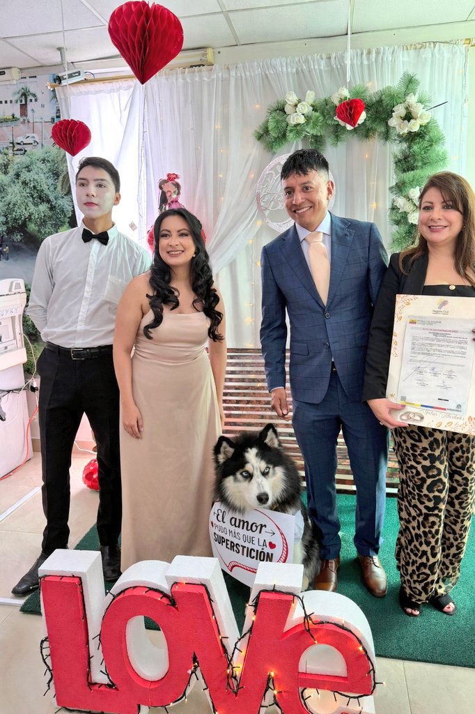 RCivil_Zona3's tweet photo. 💍✨ Danilo y Johana sellaron su amor rodeados del cariño de sus familiares y amigos, en una emotiva ceremonia realizada en la Agencia #Ambato. ❤️👰🤵
Un momento especial que marca el inicio de una nueva historia juntos, llena de sueños y esperanza. 💐💖#SiAlAmor https://t.co/HpL1yjX3v1