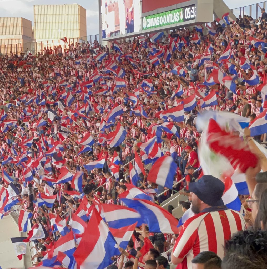 El sábado es con la rojiblanca, no alternativa y menos de civil… los clásicos son con la de gala! 
<a href="/Chivas/">CHIVAS</a>