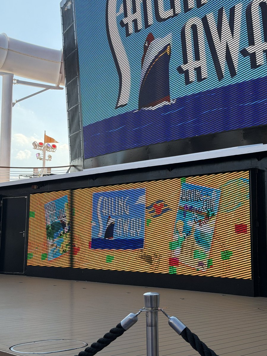 tdority42's tweet photo. This is just sad. Not even two years with these screens on the Dream and already having issues. @ThemeParkExpres https://t.co/7JIrtQ1Zxg