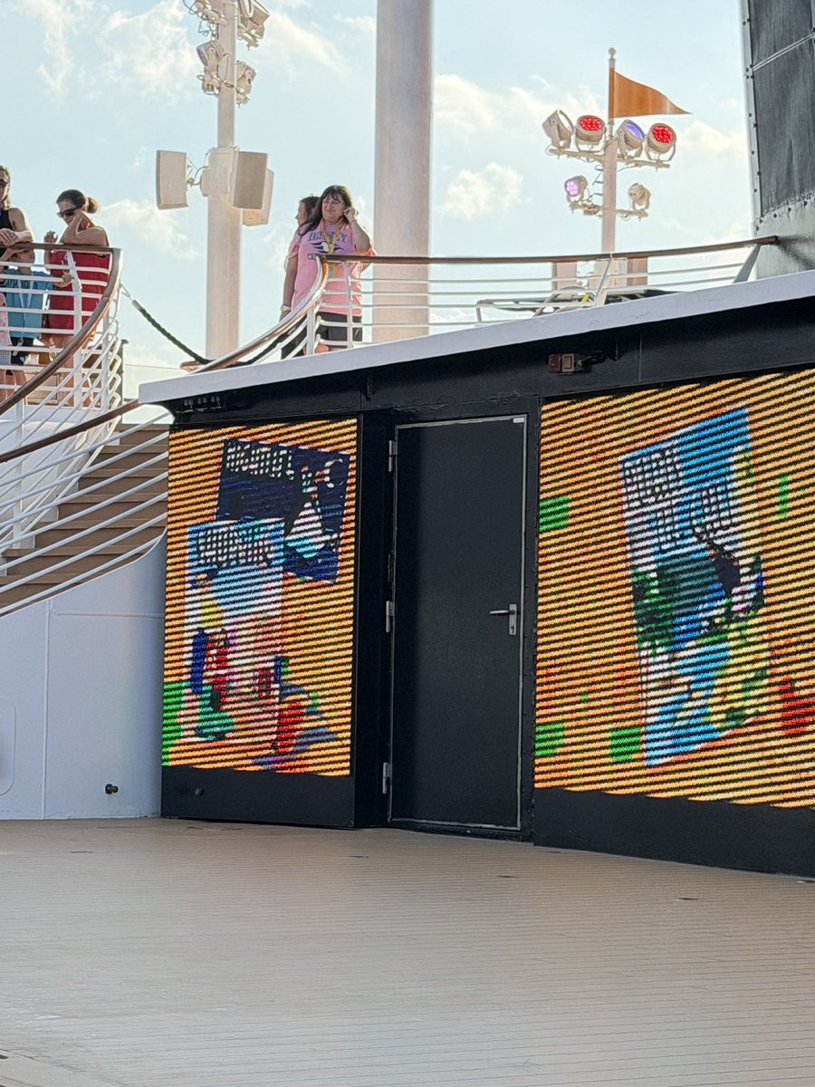 tdority42's tweet photo. This is just sad. Not even two years with these screens on the Dream and already having issues. @ThemeParkExpres https://t.co/7JIrtQ1Zxg