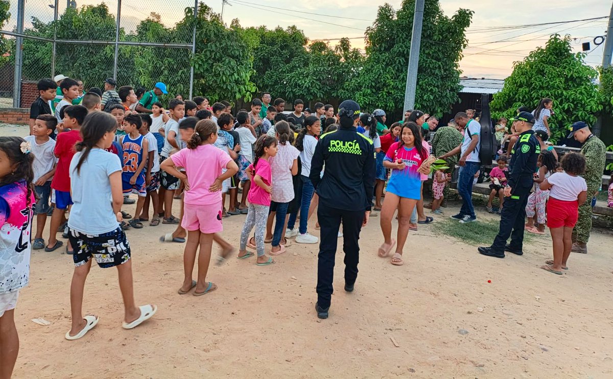 PoliciaDEMAM's tweet image. 👮‍♂️🤝 En Yondó, la Policía Nacional acompañó y participó en una actividad lúdico-recreativa dirigida a niños, niñas y padres de familia, fortaleciendo la sana convivencia.

👧🧒 Los niños son la esperanza y el futuro del mundo. 🇨🇴
#Dignidad