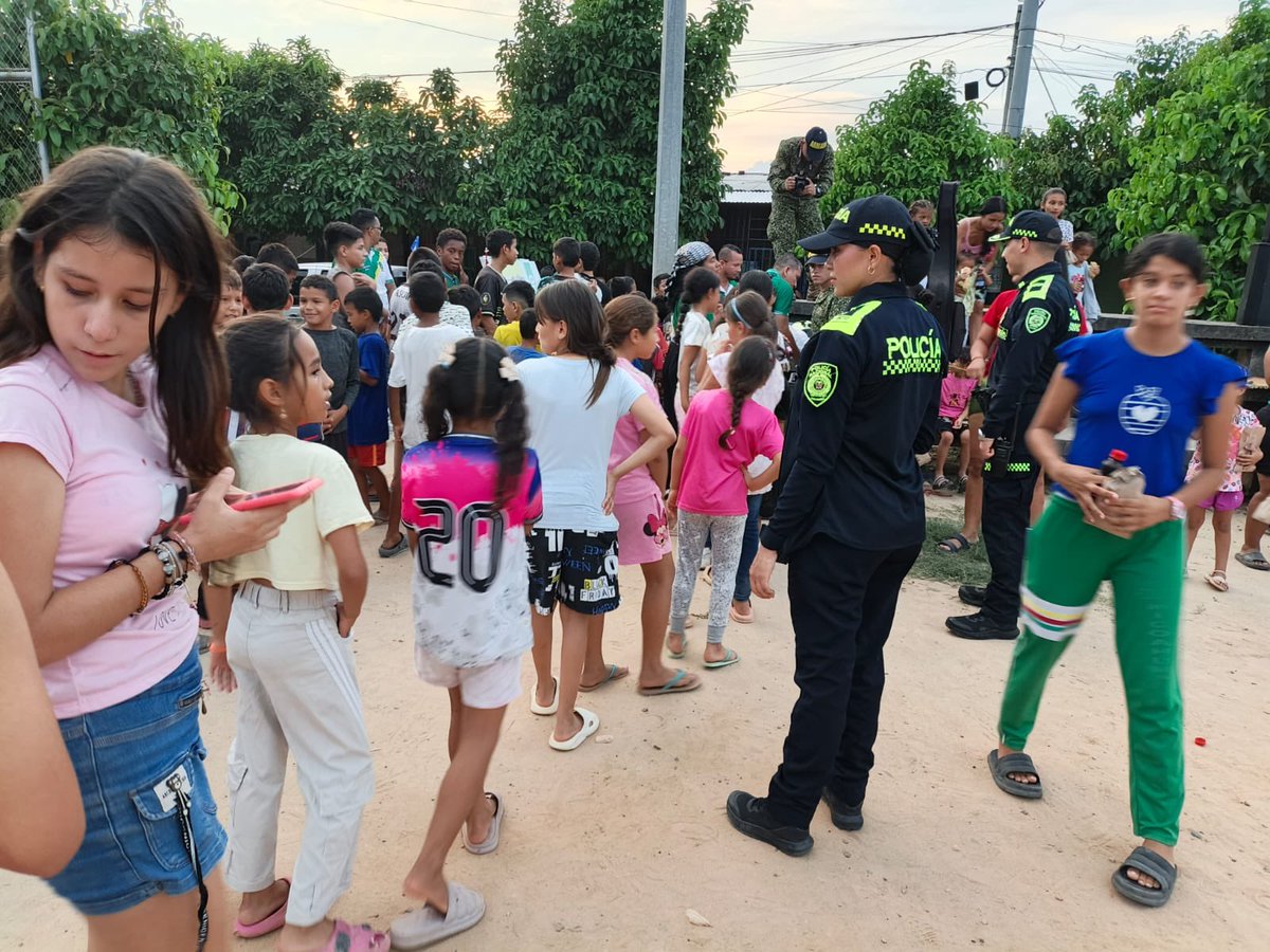 PoliciaDEMAM's tweet image. 👮‍♂️🤝 En Yondó, la Policía Nacional acompañó y participó en una actividad lúdico-recreativa dirigida a niños, niñas y padres de familia, fortaleciendo la sana convivencia.

👧🧒 Los niños son la esperanza y el futuro del mundo. 🇨🇴
#Dignidad