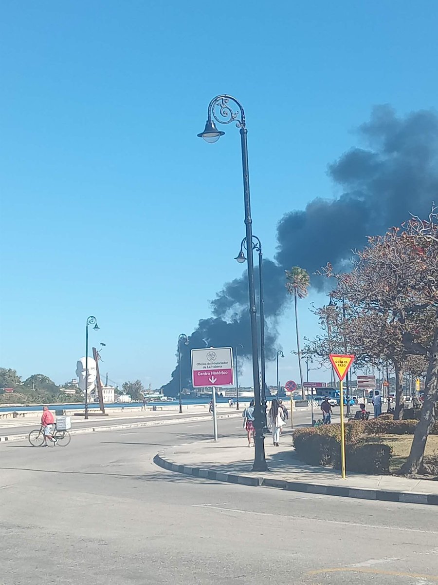 🇨🇺 | URGENTE — Se está incendiando en estos momentos la refinería Ñico Lopez en La Habana, la más grande y antigua de Cuba.

Este era el punto de descarga del petróleo enviado por México. Tiene un nivel de importancia crítico.

Se acaba todo, amigos. El fin se acerca.