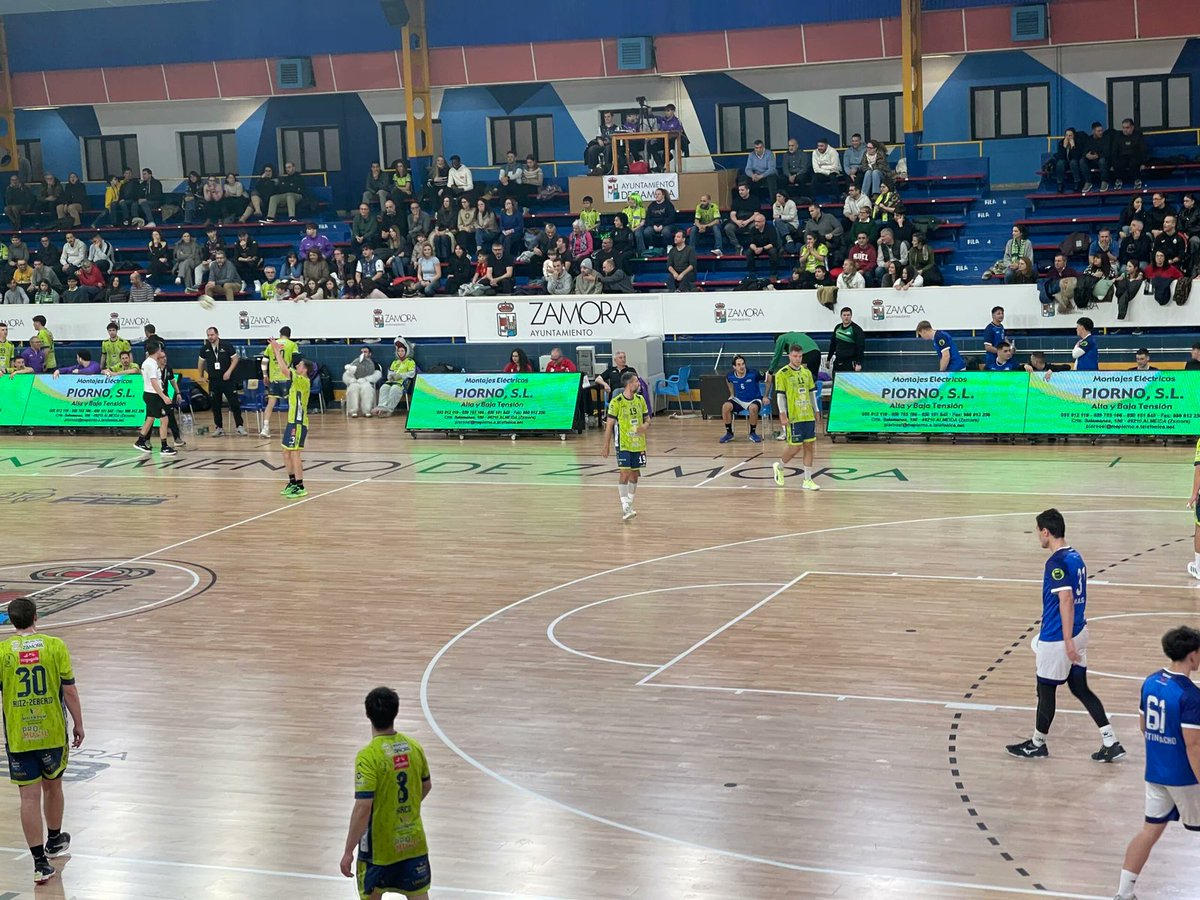 🗞️ Nueva cita para afianzar el liderato del <a href="/BalonmanoZamora/">Balonmano Caja Rural de Zamora</a>

El club zamorano se enfrenta este sábado a una nueva jornada en el Ángel Nieto para refrendar su primer puesto.

Léelo y comenta aquí 👇
elafizionado.es/nueva-cita-par…