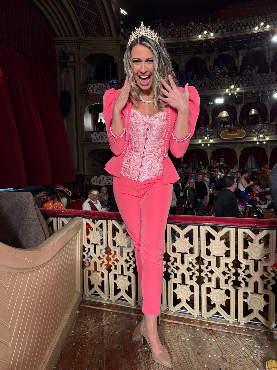 ¿Tú eres Feminanciii??
Nooo. Yo soy Femibarbiee 💞
Gracias a <a href="/venenodelrincon/">LAS MUÑECAS</a> y a <a href="/CarolinaMateo4/">Carolina</a> por el préstamo
Una comparsa con un mensaje más q necesario 💜💖
Feliz Final!