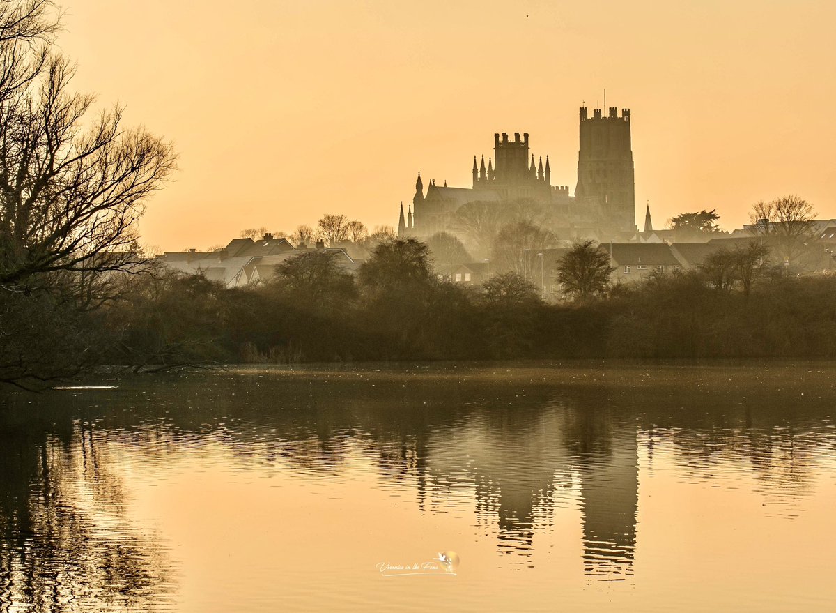 VeronicaJoPo's tweet image. A very warm and bright sunset in Ely from a February afternoon in the past. #Sunsets  #ElyCathedral #Firesky #February #beautifulsky