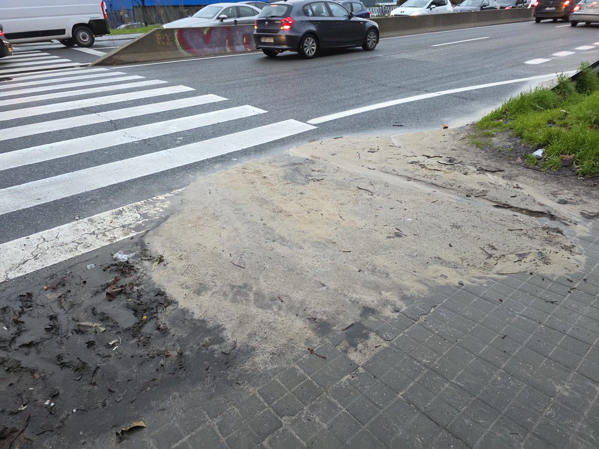 CiclismobyFer's tweet photo. Como siempre el semáforo de Vereda de los Estudiantes está imposible para los peatones, no se puede hacer algo @AytoLeganes con el barro que se forma cada vez que llueve.. https://t.co/lJdqLC8oQX