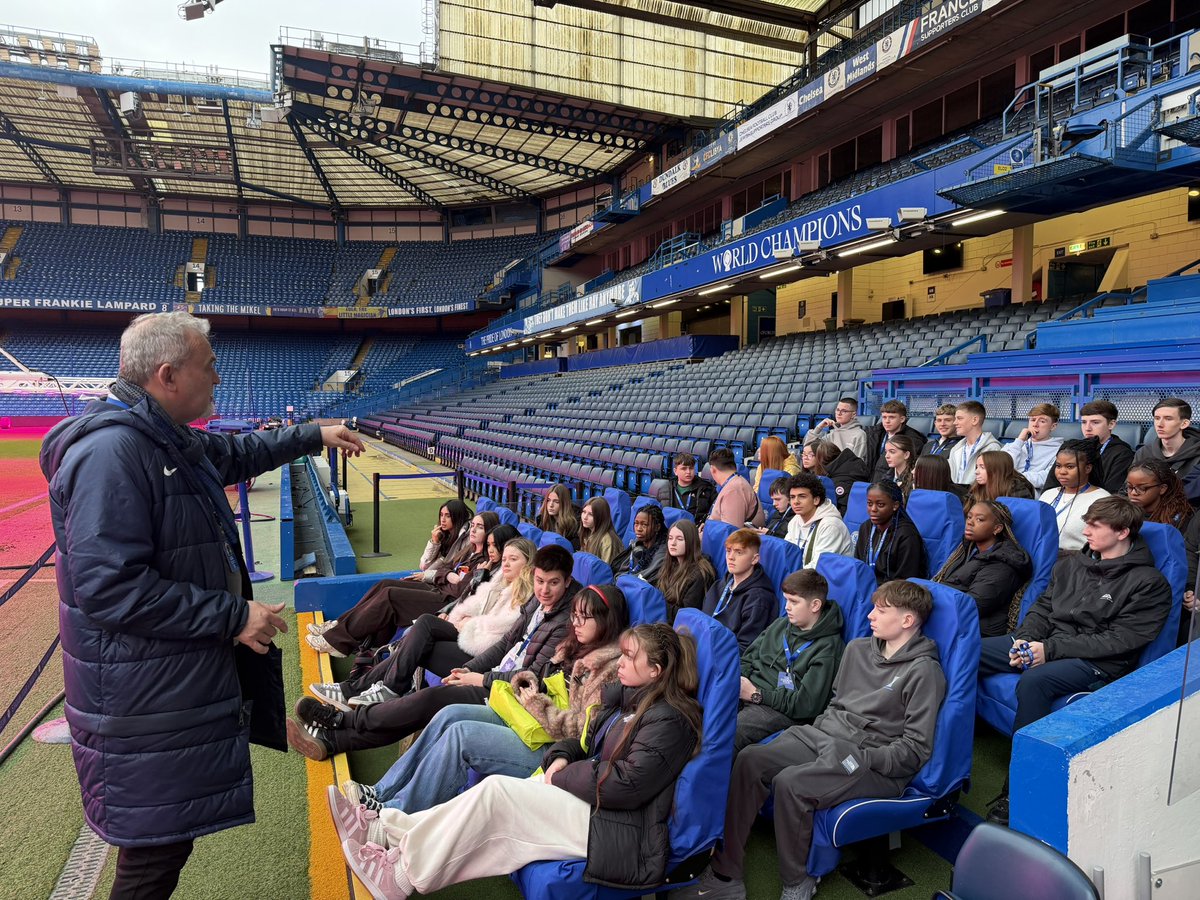 BusEdJPA's tweet photo. LONDON | Our fantastic live tour through Stamford Bridge was a memorable 60 minute experience visiting the Dressing Rooms, Press Room, Player's Tunnel, Pitchside and much more.

We then enjoyed a quick McDonald’s before boarding the train. Due back @johnpaulacademy for 11.45pm! https://t.co/Jwk1KCYMnM