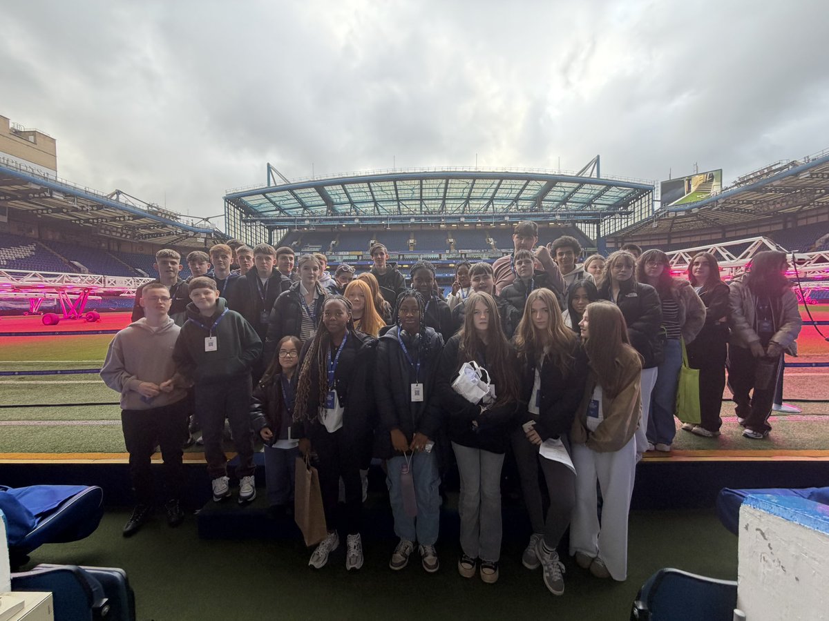 BusEdJPA's tweet photo. LONDON | Our fantastic live tour through Stamford Bridge was a memorable 60 minute experience visiting the Dressing Rooms, Press Room, Player's Tunnel, Pitchside and much more.

We then enjoyed a quick McDonald’s before boarding the train. Due back @johnpaulacademy for 11.45pm! https://t.co/Jwk1KCYMnM
