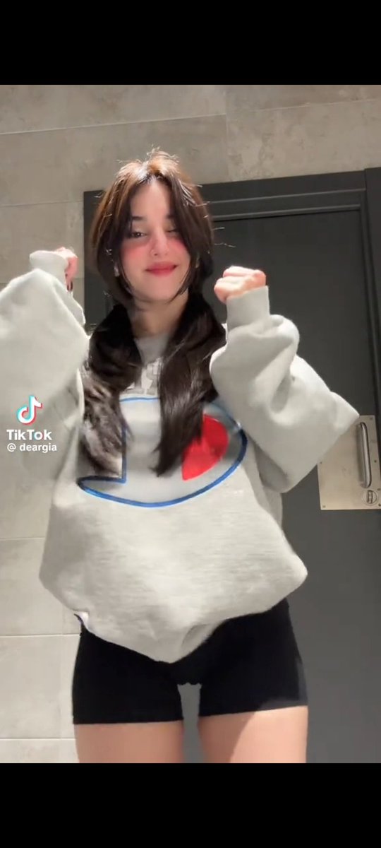 DoceRatio77724's tweet photo. Grande billie eilish copiando a #deargiaa #deargia cuando usa shorts para su tiktok lol
#gerogrnotfound #dteam #drramteam https://t.co/VUqyKABMnh