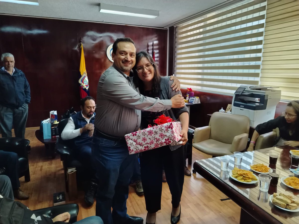 fingca_uce's tweet photo. 💙✨ En el marco del Día del Amor y la Amistad, en la FICA vivimos la actividad del Amigo Secreto, fortaleciendo la convivencia y el compañerismo en nuestra comunidad universitaria.

🏆 Felicitamos al Ing. Diego Cárdenas, elegido como Mejor Compañero FICA. https://t.co/eSoyRh9Bvy
