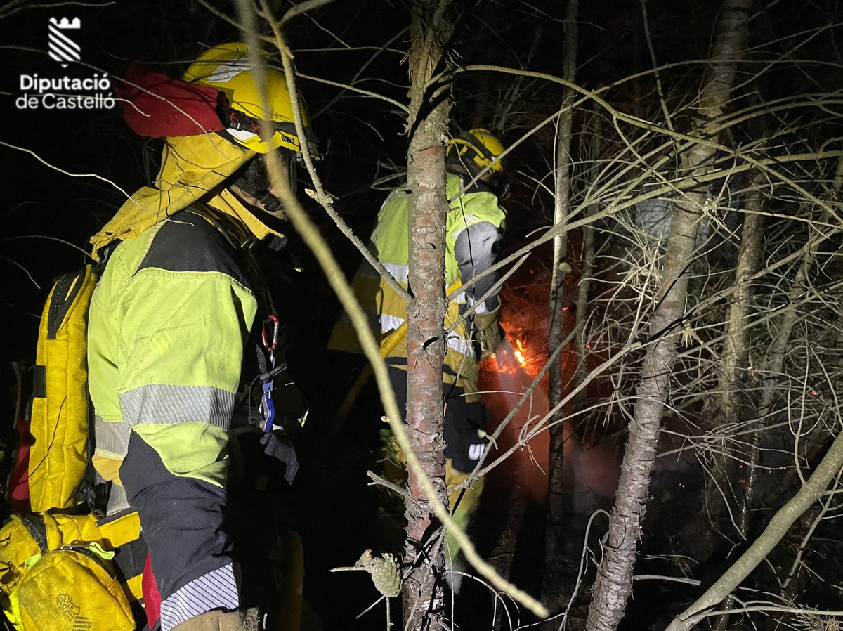 BombersDipcas's tweet photo. Actualización incendio forestal #Cabanes: incendio estabilizado. Continúan trabajado asegurando perímetro un total de 5 dotaciones @BombersDipcas , 8 unidades @GVAbforestals y 2 coordinadores forestales @BombersDipcas @dipcas https://t.co/FxwCO4YbBP
