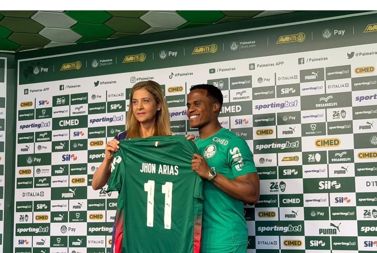 Victorg_Lessa's tweet photo. "O futebol é dinâmico". Quando jogadas ao vento, assim são as palavras também. Só que elas têm poder, Arias.

Eu sabia que esse momento ia chegar, só não esperava que fosse ser tão rápido. Eu jamais fui para uma entrevista para mentir ou atacar qualquer entrevistado. Nem mesmo aqueles de quem eu não gosto, o que não era o caso do Arias.

Mas eu sempre vou para uma entrevista para tentar arrancar boas respostas e, se for o caso, tirar a pessoa da zona de conforto. Fosse o contrário eu seria assessor de imprensa. 

Naquele dia a renovação do Arias foi anunciada como uma grande contratação, mas todo mundo sabia que ele esnobou durante muito tempo a proposta altíssima feita pelo clube. Pra quem não sabe, chegou a mudar o comportamento com algumas pessoas no dia a dia porque o Fluminense não cumpriu a promessa de liberá-lo em caso de qualquer migalha da Europa.

Isso gerou, sim, desgaste e discussões. Se não ele, do emprersário que PUBLICAMENTE já tinha falado sobre o tema em tom de profundo descontentamento (está nas imagens). Ele estava na coletiva e deu uma risadinha no momento dessa resposta. Todo mundo sabia que aquilo era uma verdade.

Mas Arias preferiu, de maneira covarde, tentar me jogar contra a torcida. Essa briga, óbvio, eu não tinha como comprar. Era o ídolo renovando contrato. O torcedor sabia a verdade (a maioria), mas é muito mais fácil falar que o repórter foi mijado...e eu entendo isso, de verdade. Tanto que fiquei na minha...esperei. 

Faz parte do jogo, de fato, e eu entendo isso. Só que, como dizem, o tempo é o senhor da razão. A verdade pode tardar, mas geralmente aparece. Sempre fiz e sempre vou fazer meu trabalho com seriedade e honestidade. Caráter não é um defeito que eu tenho, graças a Deus. 

Eu entendo e respeito o jogador querer ir para qualquer lugar. Entendo 100% quando o assunto é um sonho. Não é esse o ponto. Mas apenas seja homem para assumir os próprios atos e as consequências deles (ou de quem te representa). E aí está tudo certo. são escolhas. Só não seja covarde com quem é correto.

É muito texto e não tem problema não ler, ele é principalmente pra mim.