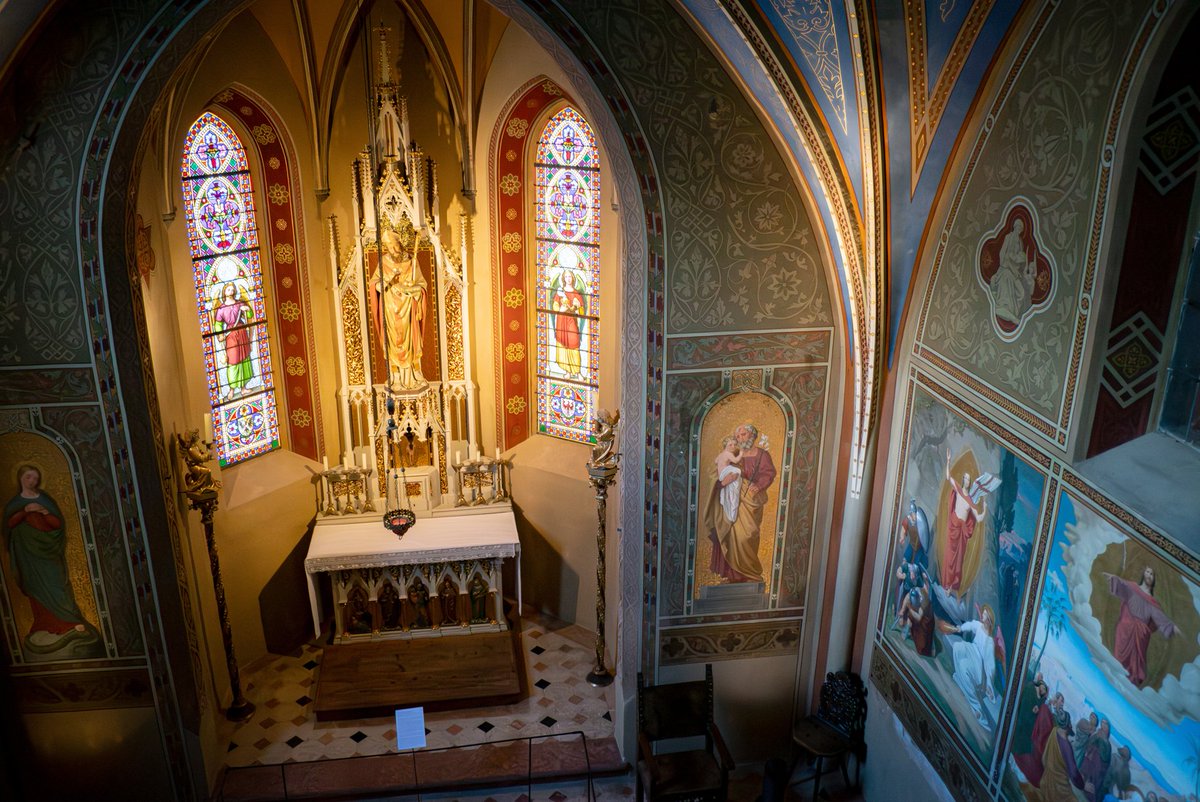 Bevor ich nächste Woche einen weiteren beeindruckenden Saal eines anderen Schlosses zeige, heut zunächst die St. Nikolauskapelle, die sich ebenfalls wie der spanische Saal von gestern auf Schloss Ambras befindet. 

Die Geschichte der Kapelle reicht bis ins 14. Jahrhundert zurück.