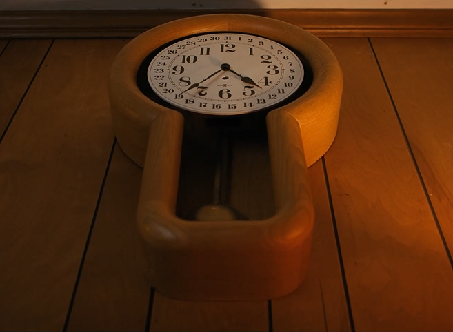 lowqualitynerd's tweet photo. this is the clock in Ms. Kelley’s house and if we look closer, the shadow of the minute hand falls on 7, which looks like an upside down 2

so I turned the whole clock upside down - 7 became 2 and 12 became 71. flipping 71 gives 17

2 and 17 - Feb 17 strikes again! #lovewinsgate https://t.co/6rLa1JDxjE