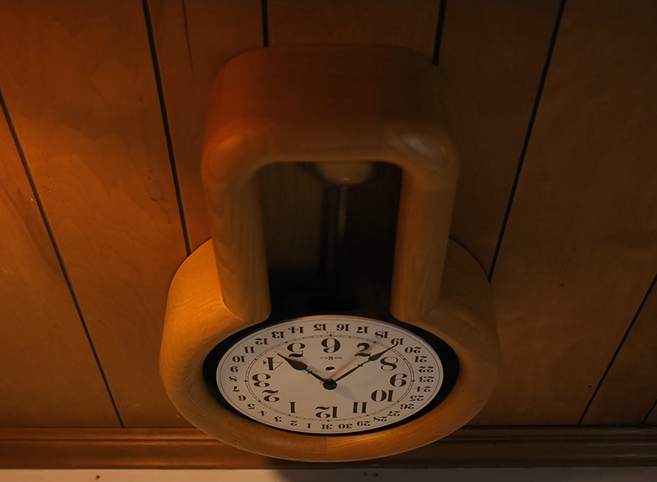 lowqualitynerd's tweet photo. this is the clock in Ms. Kelley’s house and if we look closer, the shadow of the minute hand falls on 7, which looks like an upside down 2

so I turned the whole clock upside down - 7 became 2 and 12 became 71. flipping 71 gives 17

2 and 17 - Feb 17 strikes again! #lovewinsgate https://t.co/6rLa1JDxjE