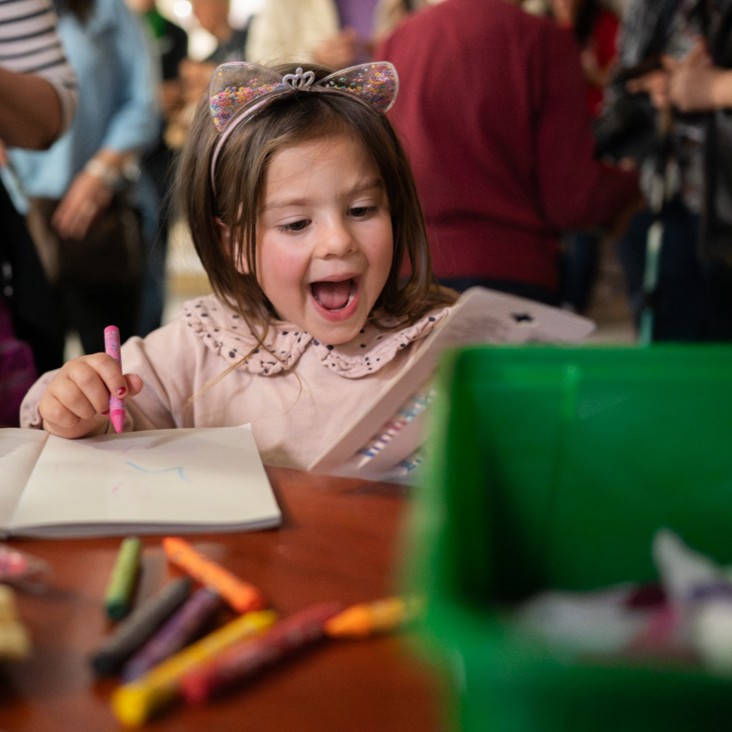 SamPurse_ES's tweet image. ¡Qué caja de #regalo! 🎁 Después de revisar su contenido, esta niña de #Georgia apenas podía sostener todos los artículos que encontró en su caja.

🔗 Mira qué artículos puedes empacar para llevar #ALEGRÍA a un niño necesitado en: sampur.se/4sJLPk6