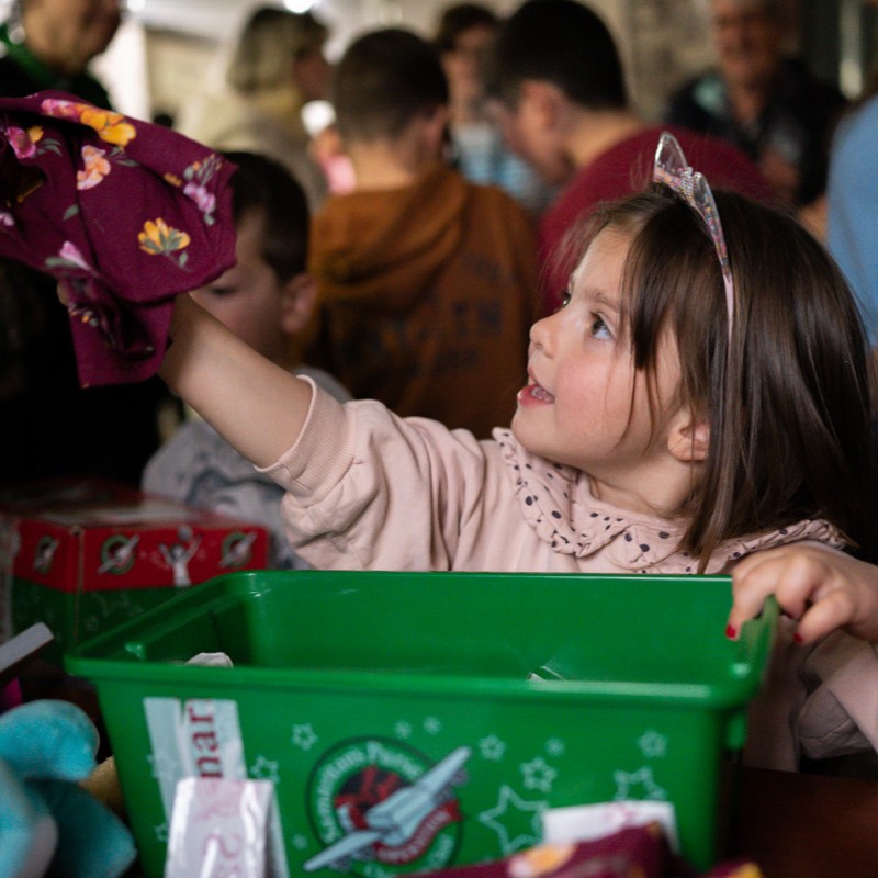 SamPurse_ES's tweet image. ¡Qué caja de #regalo! 🎁 Después de revisar su contenido, esta niña de #Georgia apenas podía sostener todos los artículos que encontró en su caja.

🔗 Mira qué artículos puedes empacar para llevar #ALEGRÍA a un niño necesitado en: sampur.se/4sJLPk6