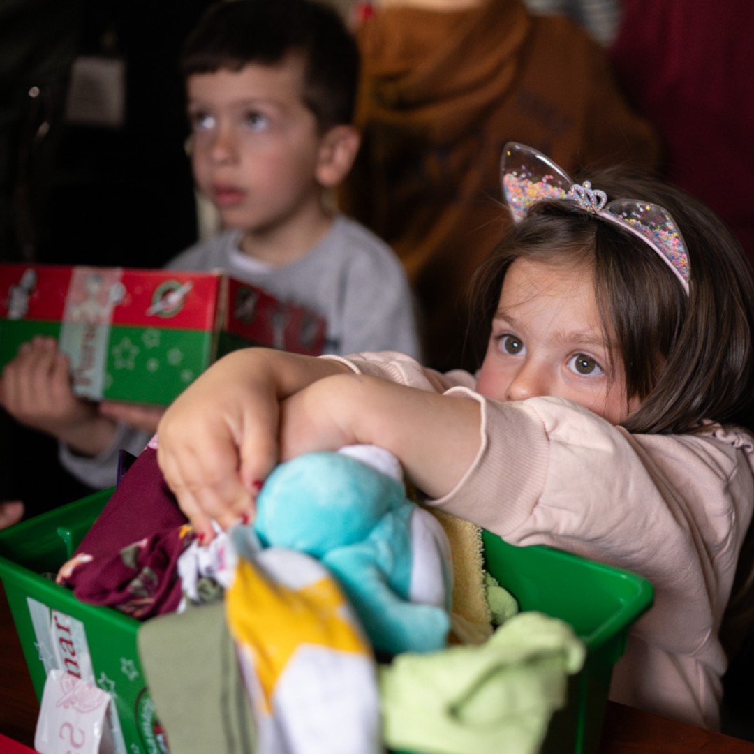 SamPurse_ES's tweet image. ¡Qué caja de #regalo! 🎁 Después de revisar su contenido, esta niña de #Georgia apenas podía sostener todos los artículos que encontró en su caja.

🔗 Mira qué artículos puedes empacar para llevar #ALEGRÍA a un niño necesitado en: sampur.se/4sJLPk6