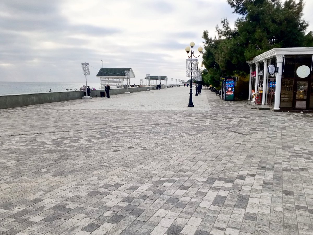 Алушта - город на южном берегу Крыма.
Один из древнейших крымских городов, основан в Vl веке византийцами как крепость Алустон.
Крепость находилась под властью хазар, турок, генуэзцев.
В 1783 году присоединён к России.
В 19 веке начал развиваться как курорт.
Население 30 000 чел.