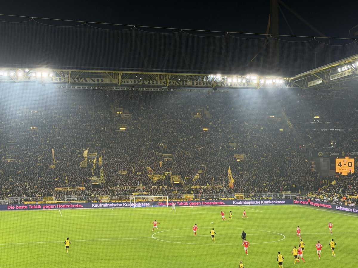 Also ja, wir verlieren hier 4:0, aber wie unbeeindruckend ist bitte die legendäre gelbe Wand?! Ist mein erstes Mal in Dortmund und ich denke mir nur so.. Joar..