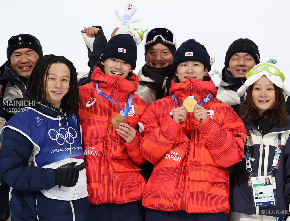 ミラノ・コルティナ冬季オリンピックは第8日の13日、スノーボード男子ハーフパイプ決勝があり、戸塚優斗選手が優勝。山田琉聖選手は銅メダルを獲得しました。

写真特集　mainichi.jp/graphs/2026021…
#Olympics #MilanoCortina2026