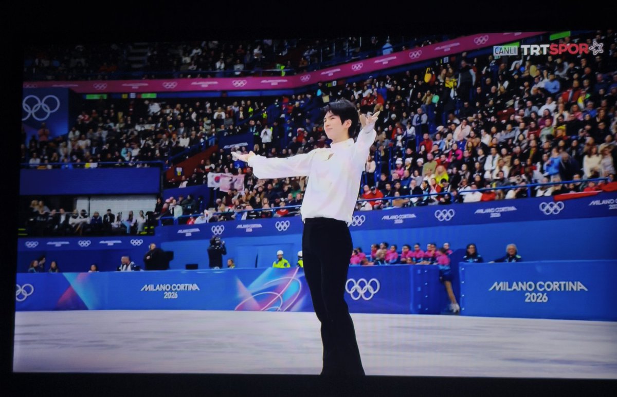 having such a bad fall at the beginning of your program and yet still going on and giving a remarkable,such artsy and beautiful performance, that's what sportsmanship is, that's what talent is. got goosebumps with his graceful performance.we love you junwhan cha,you did amazing🤍