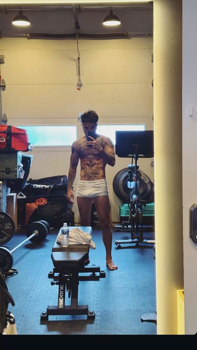 Rauw Alejandro shares new shirtless photo.