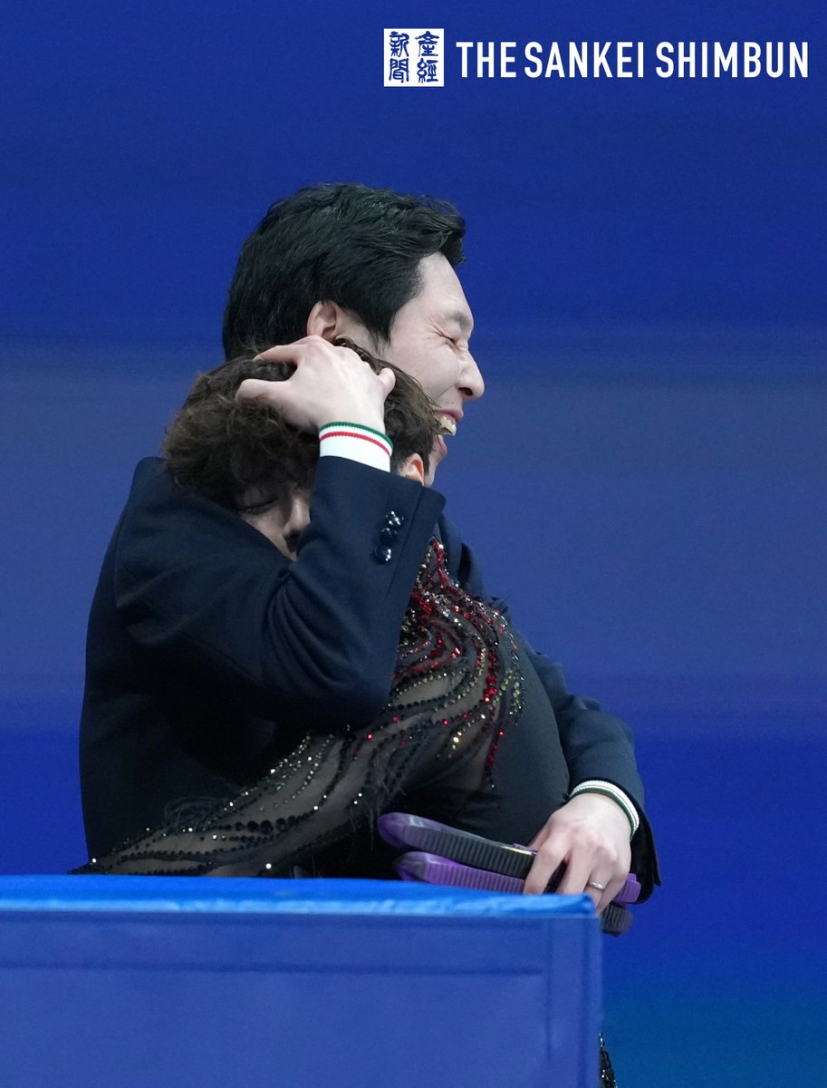 演技後、佐藤駿選手は日下匡力コーチと抱き合う姿も見られました。