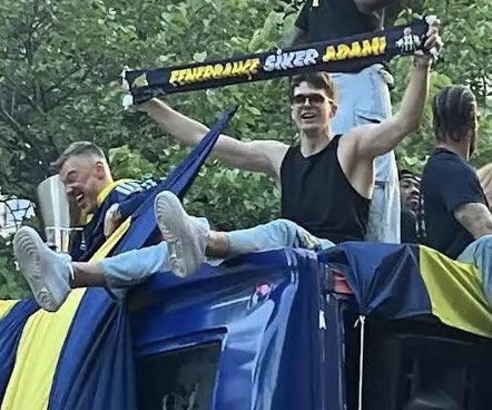 Eli, kolu, ağzı, ayağı durmayan sevimsiz piçlerinizi, onlardan daha sevimsiz hocanızı, en güzeli de bu saate kadar bir umut klavye başında bekleyen taşeron köpeklerinizi. Hadi şimdi siktirin gidin.