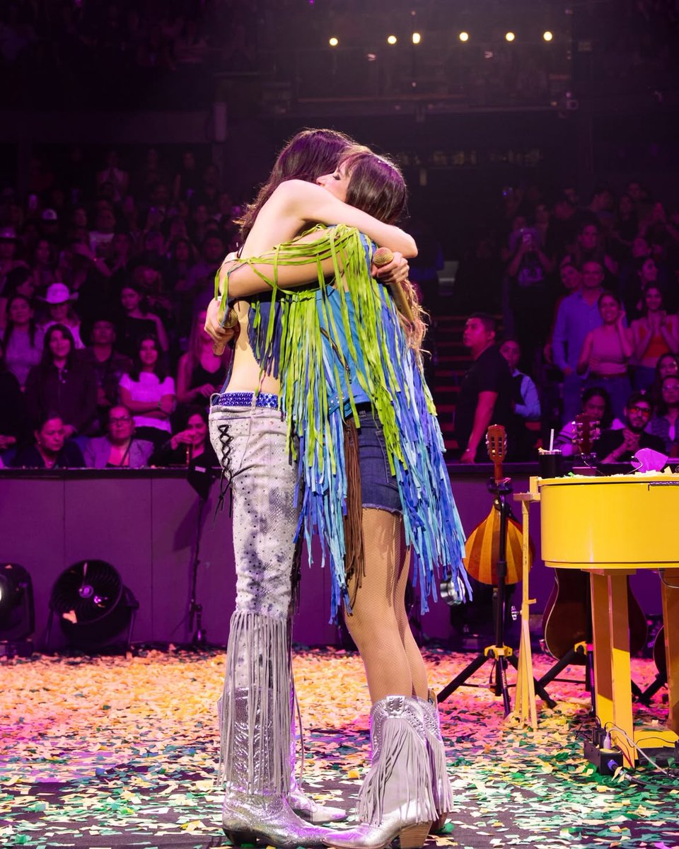 FCubera's tweet photo. 1er abrazo en un concierto en este 2026 , en la ciudad de Monterrey.
Por muchos más conciertos y abrazos mis reinas hermosas @haashoficial https://t.co/MgHkgr1i6R