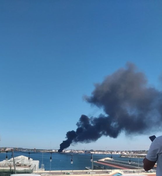 TheInsiderPaper's tweet image. BREAKING - Major fire breaks out at refinery in Havana