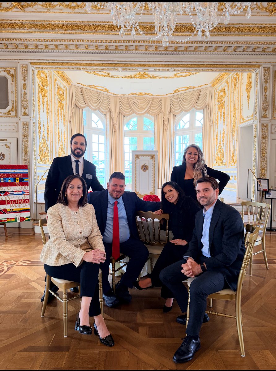javiernegre10's tweet photo. Esta fue la última foto del día con parte del equipo que hizo posible la primera gala hispana de la historia en Mar a Lago. Son unos cracks. Han sido tres meses de trabajo a contrarreloj que merecían un final feliz. El año que viene será más increíble si cabe. https://t.co/b1gWpHbffS