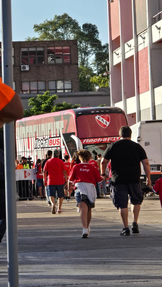 Llego el plantel de #Independiente al Estadio Ricardo Enrique Bochini