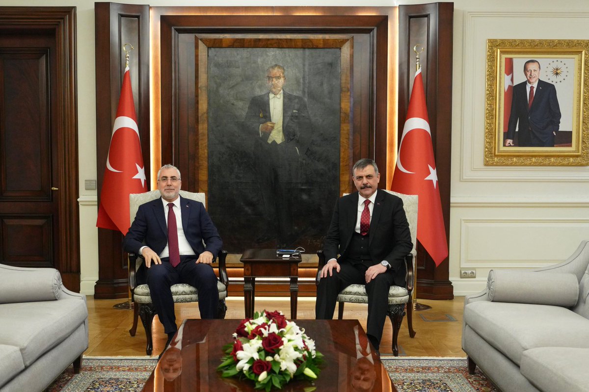 Çalışma ve Sosyal Güvenlik Bakanımız Prof. Dr. Sayın Vedat Işıkhan'a nazik ziyaretleri ve hayırlı olsun dilekleri için teşekkür ederim.
Varolsunlar.