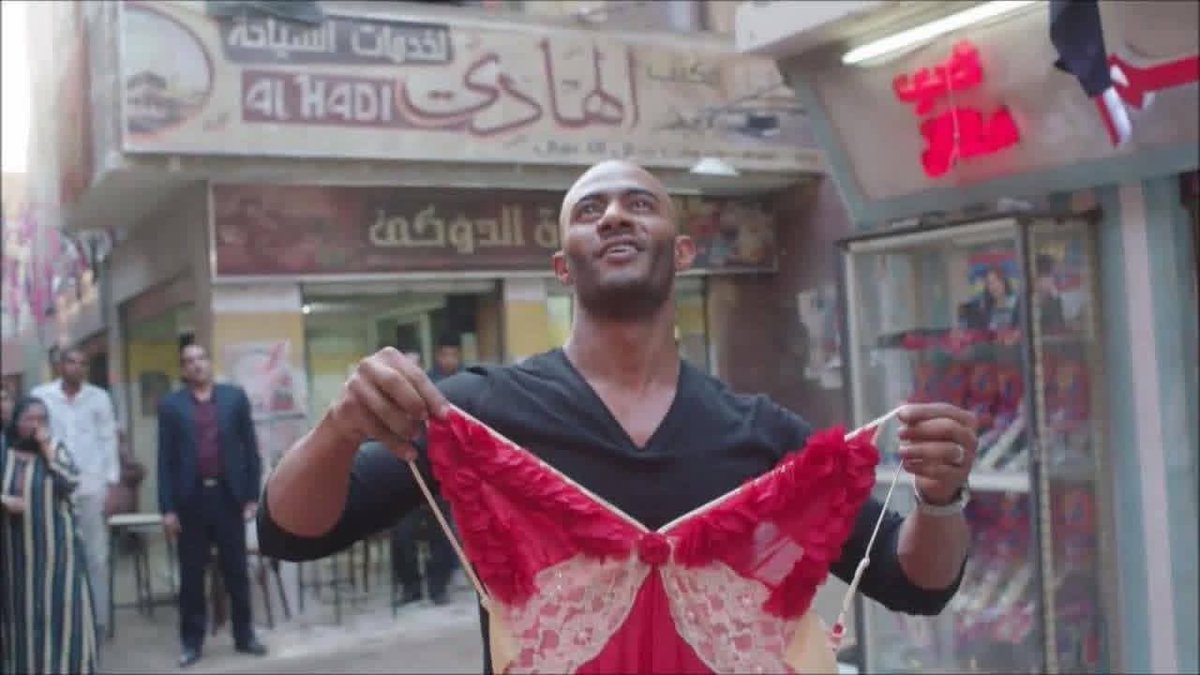 طبعاً محدش هيقدر يقول أن الأشڪال الوسخه دي عملت كده بسبب الفن الراقي بتاعنا وإنهم خدوا الفڪره من القذر ابن قذر محمد رمضان ان الواحد يستحي يقول اسمه فين شويت السرسجية اللي بيحبوا واحد زباله صيع بلطجي حرامي زاي ده وكلنا عارفين القذر ده تصدر مصر من 10 سنين ليه وعشان ايه 😡