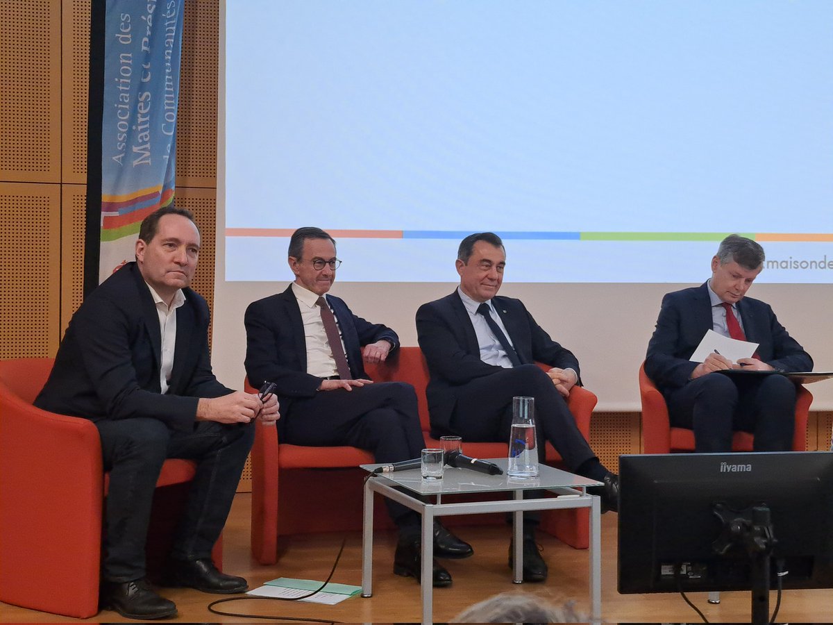 anne_sicard's tweet photo. En présence de @a_leboeuf, @BrunoRetailleau et @PrefetVendee, une assemblée générale des maires et présidents d'intercommunalités de #Vendée marquant la fin d'un mandat compliqué pour les élus (Covid, crise énergétique, inflation normative, dotations d'Etat en baisse ...) https://t.co/BxhH1nlkAA