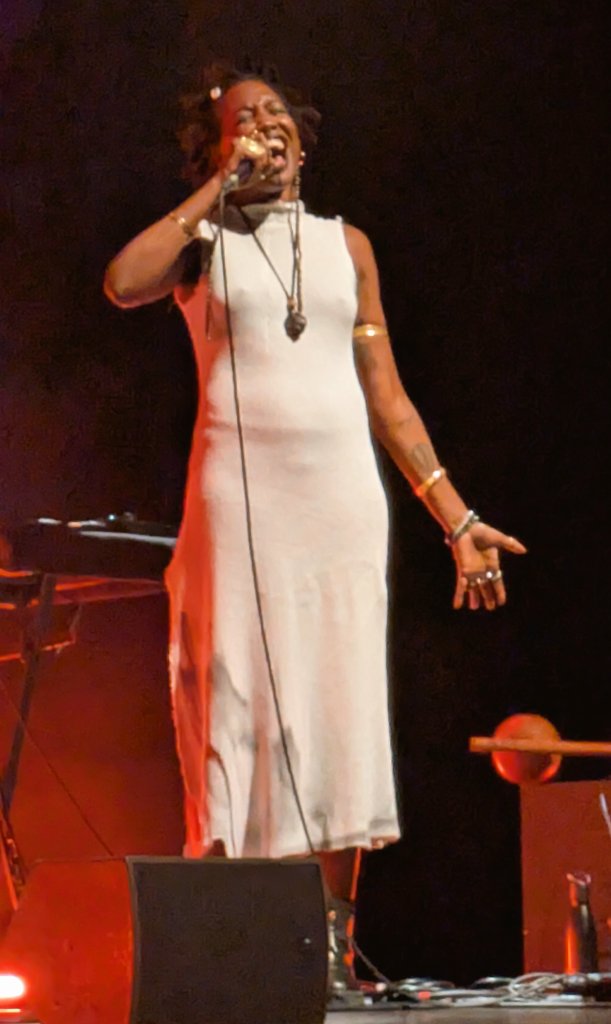 FraObe's tweet photo. #cindypooch en concert ce soir au  @TheatreSorano de #Toulouse : Magique et envoûtant, participatif🔥 et émouvant : Bravo à cette Artiste Révélation qui mériterait bien une #victoires de la Musique! https://t.co/86u5yALHAh