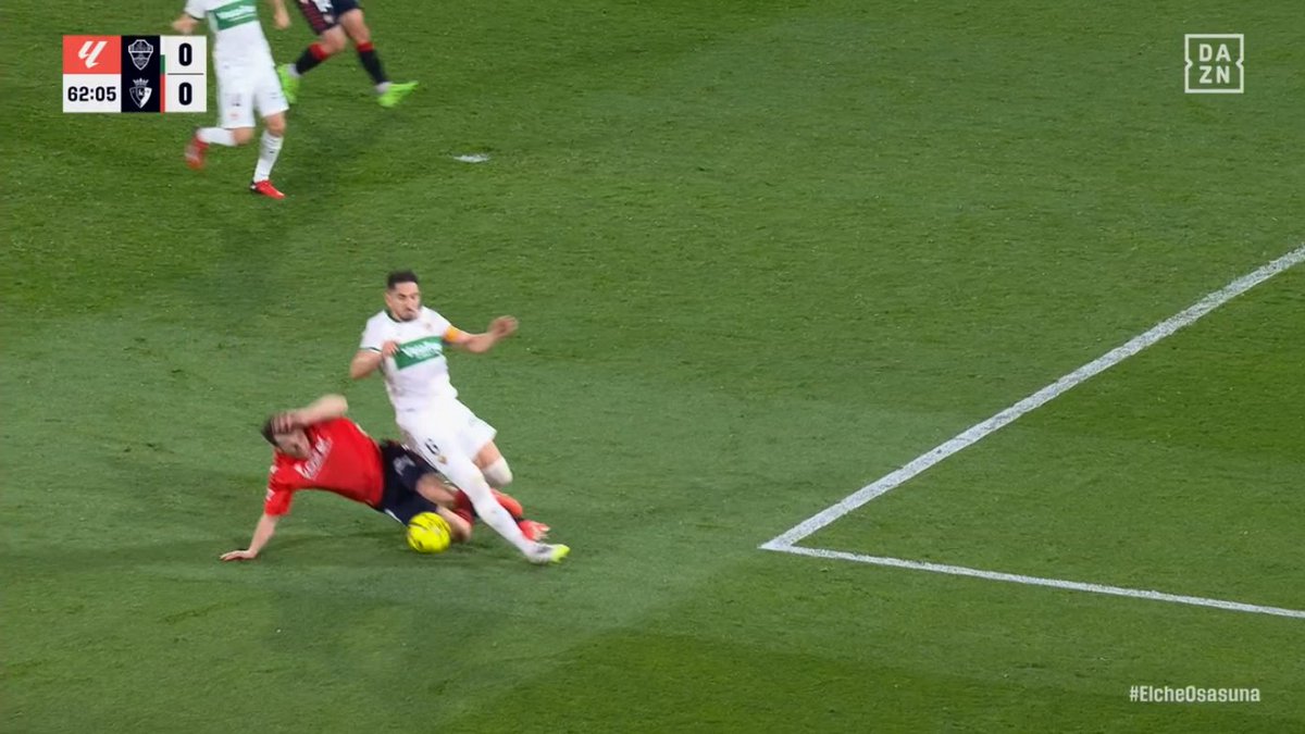 ArchivoVAR's tweet photo. ⁉️💥  ¿Se debió sancionar el penalti de Bigas sobre Budimir?

✅ 𝗡𝗢.

👉🏻 Antes del penalti, Budimir resbala y se lleva por delante a Bigas, que queda tendido en el área.

▪️ La infracción, clara, del delantero se produce antes de la infracción, clara, del defensor. https://t.co/unr2cIJoSl