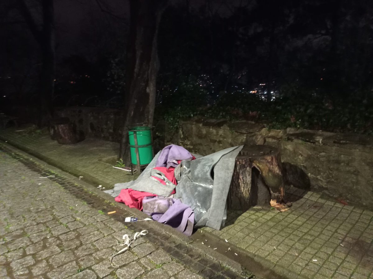 solcugazete60's tweet photo. Boğaziçi Üniversitesi'nde Erdoğan’ın ziyaretinden geriye izmarit, plastik kelepçe ve çöp manzarası kaldı.

(Boğaziçi TV) https://t.co/uOIp6HARhh