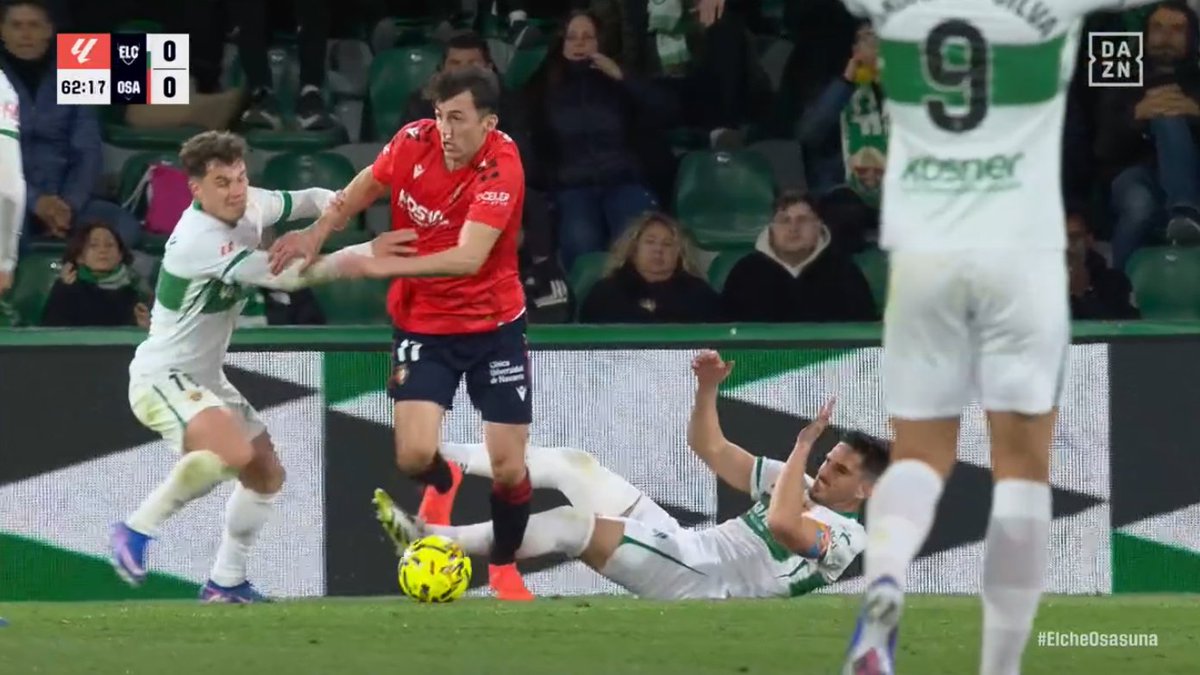 ArchivoVAR's tweet photo. ⁉️💥  ¿Se debió sancionar el penalti de Bigas sobre Budimir?

✅ 𝗡𝗢.

👉🏻 Antes del penalti, Budimir resbala y se lleva por delante a Bigas, que queda tendido en el área.

▪️ La infracción, clara, del delantero se produce antes de la infracción, clara, del defensor. https://t.co/unr2cIJoSl