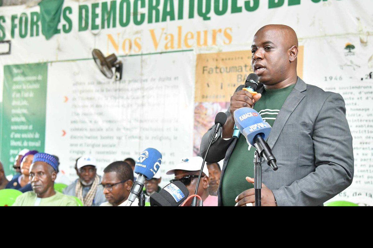 Alhousseiny Makanera Kaké ou l’archétype du courtisan médiocre et vénal (Par Souleymane Souza Konaté) visionguinee.info/alhousseiny-ma… #Kibaro #FridayBlessings