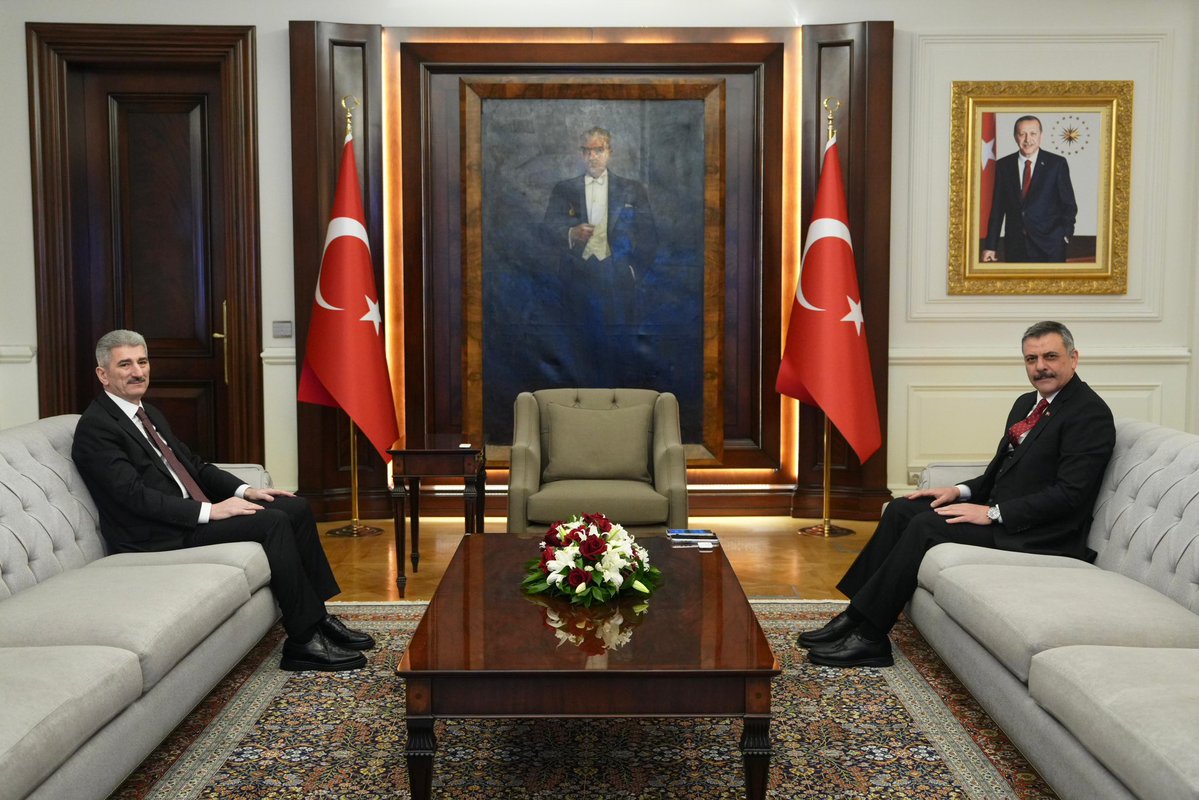 Bakanlığımız Personel Genel Müdürlüğünde bir dönem beraber çalıştığımız kıymetli devlet büyüğümüz, şimdi Türkiye Cumhuriyeti Anayasa Mahkemesi Üyesi Sayın Muhterem İnce'ye nazik ziyaretleri ve hayırlı olsun dilekleri için teşekkür ederim.